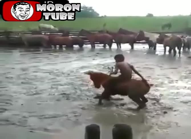 Video :A kid attempts to attend a rodeo class